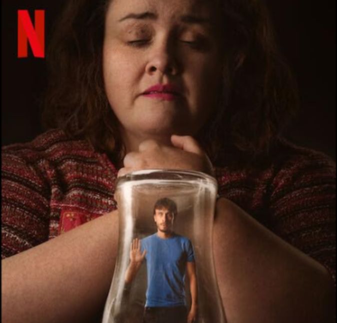 O nome da série foi escolhido de forma bem fácil pelo comediante. Isso porque, Baby Reindeer, ou Bebê Rena em português, era o apelido dado pela stalker a Richard. Inclusive, o nome original da perseguidora não foi usado, contou o comediante à Variety: - Há certas proteções, você não pode simplesmente copiar a vida e o nome de outra pessoa e colocá-los na televisão. E, obviamente, estávamos cientes de que alguns personagens são pessoas vulneráveis, então você não quer tornar a vida deles mais difícil. Então, você precisa mudar as coisas para se proteger e proteger outras pessoas. O nome da série foi escolhido de forma bem fácil pelo comediante. Isso porque, Baby Reindeer, ou Bebê Rena em português, era o apelido dado pela stalker a Richard. Inclusive, o nome original da perseguidora não foi usado, contou o comediante à Variety: - Há certas proteções, você não pode simplesmente copiar a vida e o nome de outra pessoa e colocá-los na televisão. E, obviamente, estávamos cientes de que alguns personagens são pessoas vulneráveis, então você não quer tornar a vida deles mais difícil. Então, você precisa mudar as coisas para se proteger e proteger outras pessoas.