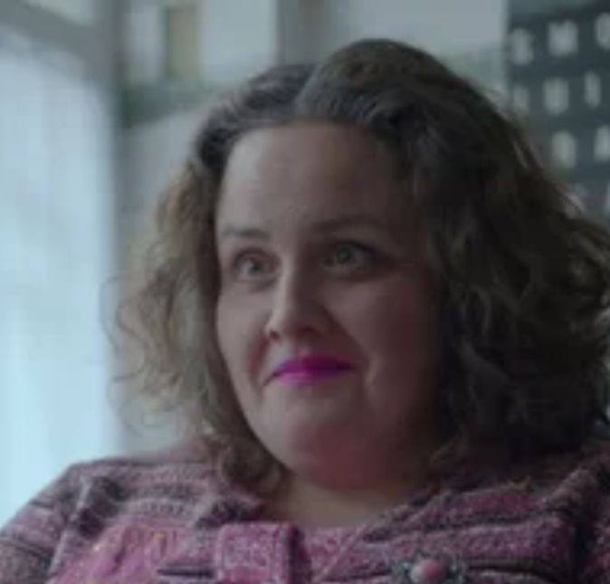 Na série, Martha, vivida por Jessica Gunning, se entrega e é presa por nove meses. A stalker admite ter cometido perseguição e assédio. Mas na vida real, qual foi o fim da criminosa? Segundo o próprio Gadd contou ao The Independent, o que aconteceu com ela não vai ser revelado. Mesmo assim, o comediante revela não querer que ela sofre por seus atos, já que compreende que a mulher está doente: - Não consigo enfatizar o suficiente o quanto ela é uma vítima em tudo isso. Perseguição e assédio são uma forma de doença mental. Teria sido errado colocá-la como um monstro, porque ela não está bem e o sistema falhou com ela. Na série, Martha, vivida por Jessica Gunning, se entrega e é presa por nove meses. A stalker admite ter cometido perseguição e assédio. Mas na vida real, qual foi o fim da criminosa? Segundo o próprio Gadd contou ao The Independent, o que aconteceu com ela não vai ser revelado. Mesmo assim, o comediante revela não querer que ela sofre por seus atos, já que compreende que a mulher está doente: - Não consigo enfatizar o suficiente o quanto ela é uma vítima em tudo isso. Perseguição e assédio são uma forma de doença mental. Teria sido errado colocá-la como um monstro, porque ela não está bem e o sistema falhou com ela.