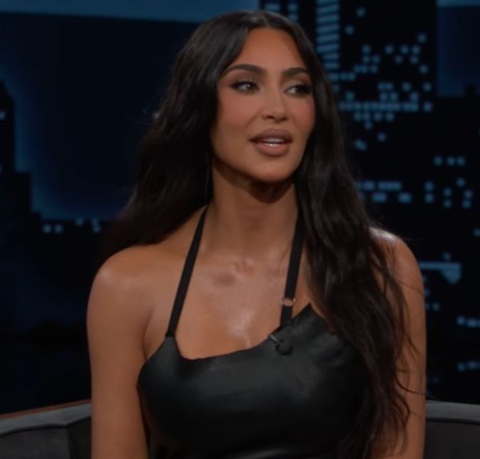Fonte revela reação de Kim Kardashian a supostas indiretas de Taylor Swift em álbum: Ela superou isso A socialite participou do programa de Jimmy Kimmel e desmentiu boatos sobre sua vida