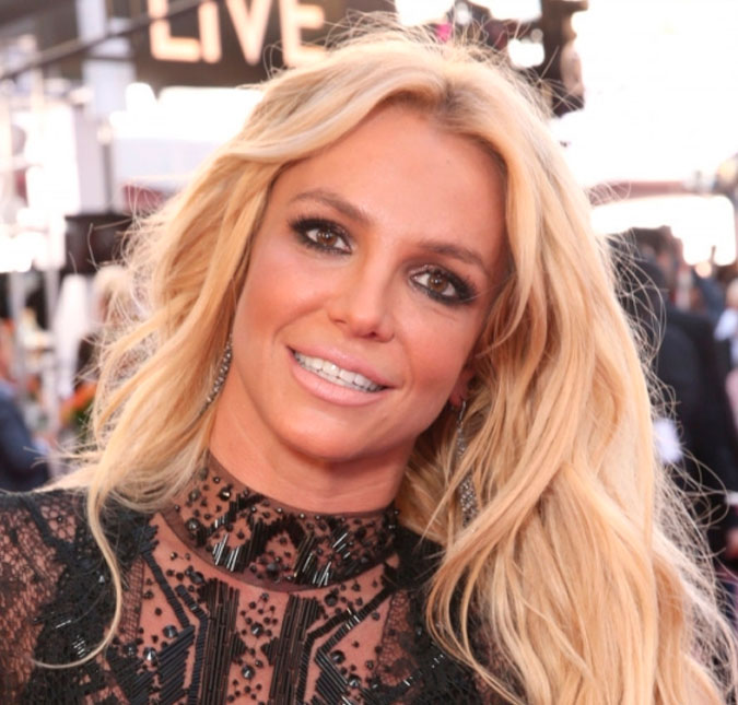 Britney Spears surpreende ao compartilhar vídeo andando de ponta cabeça