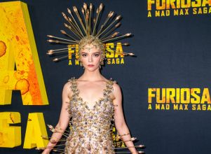 Anya Taylor-Joy inova ao surgir com vestido cheio de flechas em <I>première</I> de <I>Furiosa: Uma Saga Mad Max</I>