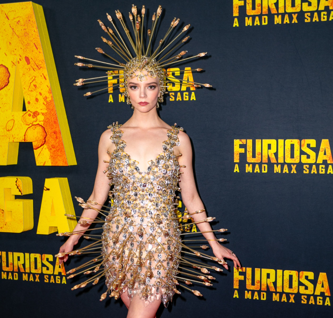 Anya Taylor-Joy inova ao surgir com vestido cheio de flechas em <I>première</I> de <I>Furiosa: Uma Saga Mad Max</I>