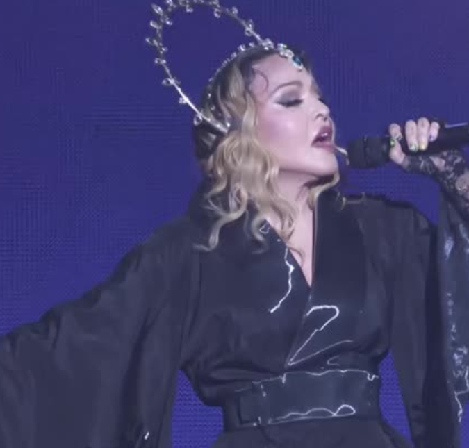 Adeus, diva! Madonna acena para fãs ao deixar hotel no Rio de Janeiro
