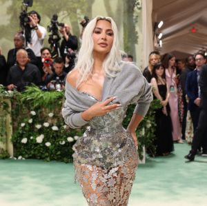 Internautas criticam <i>look</i> de Kim Kardashian no <i>MET Gala 2024</i>: <i>Estragou o vestido</i>