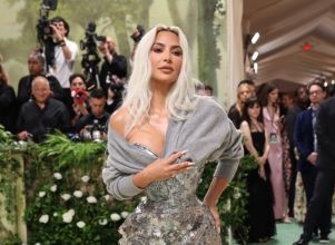 Internautas criticam <i>look</i> de Kim Kardashian no <i>MET Gala 2024</i>: <i>Estragou o vestido</i>