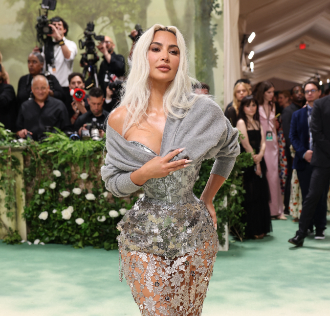 Internautas criticam <i>look</i> de Kim Kardashian no <i>MET Gala 2024</i>: <i>Estragou o vestido</i>