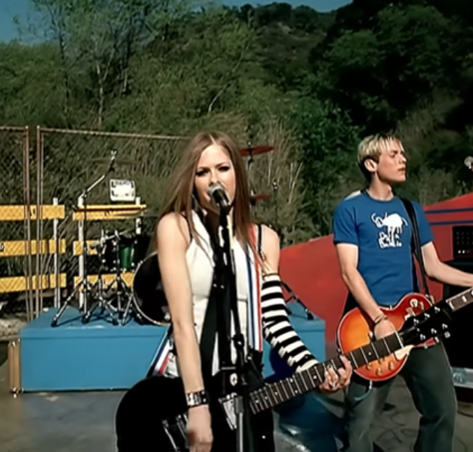 Usando clássica regata e gravata de <I>Complicated</I>, Avril Lavigne anuncia álbum com regravação dos maiores <I>hits</I>