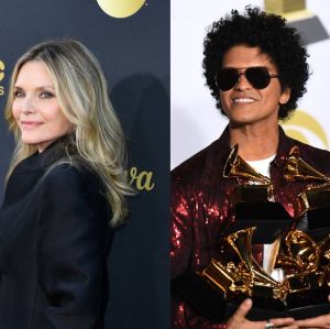 A musa! Michelle Pfeiffer posta foto com Bruno Mars ao som de <i>Uptown Funk</i>