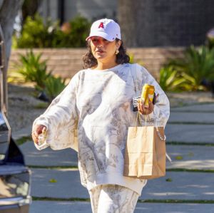 Grávida, Vanessa Hudgens é flagrada passeando com boné do time de beisebol do marido