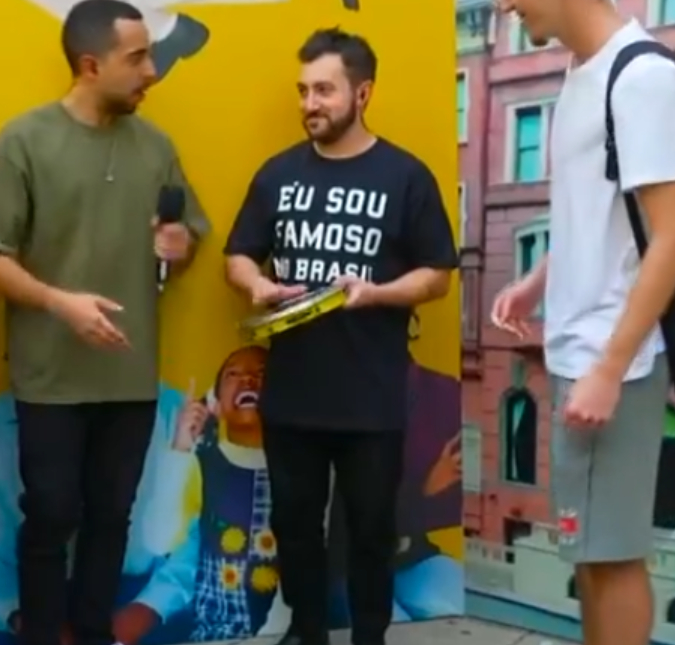 Vincent Martella, o Greg de Todo Mundo Odeia O Chris, prova bolinho de feijoada e toca pandeiro em programa