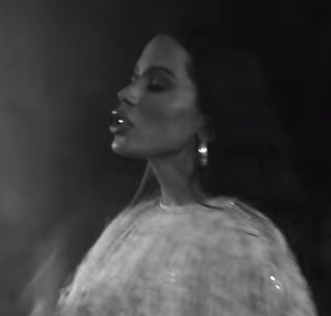 Focando na emoção, Anitta lança clipe de <I>Aceita</I>, assista