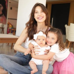 Júlia Pereira relembra desafios da maternidade e se declara às filhas: <I>- Maior tesouro</I>