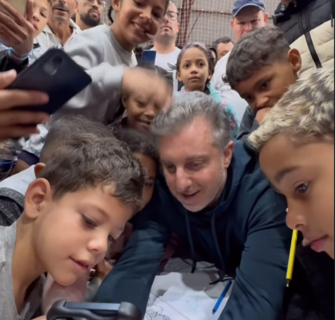 No Rio Grande do Sul, Luciano Huck visita abrigo e liga para MC Daniel a pedido de crianças