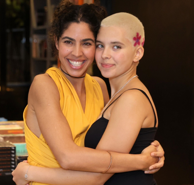 Bela e Flor Gil raspam o cabelo e compartilham momentos juntas: <I>Muito amor</I>