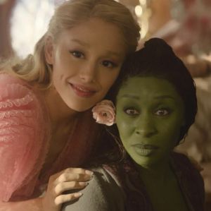 Primeiro <i>trailer</i> de <i>Wicked</i> é lançado e <i>web</i> elogia Ariana Grande: <i>Impecável</i>