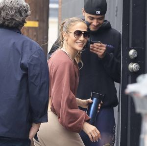 Divórcio? Jennifer Lopez é vista sozinha novamente após boatos de separação do Ben Affleck