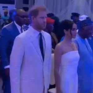 Em viagem pela Nigéria, Príncipe Harry e Meghan Markle precisam ouvir hino do Reino Unido <I>Deus Salve o Rei</i>