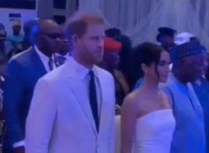 Em viagem pela Nigéria, Príncipe Harry e Meghan Markle precisam ouvir hino do Reino Unido <I>Deus Salve o Rei</i>