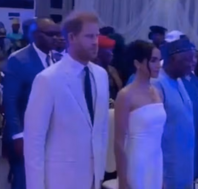 Em viagem pela Nigéria, Príncipe Harry e Meghan Markle precisam ouvir hino do Reino Unido <I>Deus Salve o Rei</i>