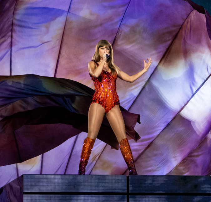 Músicas retiradas, <i>looks novos</i> e nova era de Taylor Swift... Saiba o que mudou na <i>The Eras Tour</i> após novo álbum