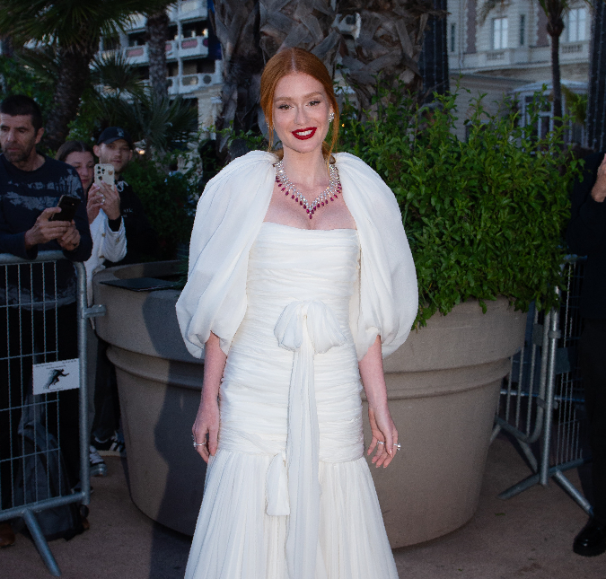 Com <i>look</i> extravagante, Marina Ruy Barbosa retorna para o <i>Festival de Cannes</i>