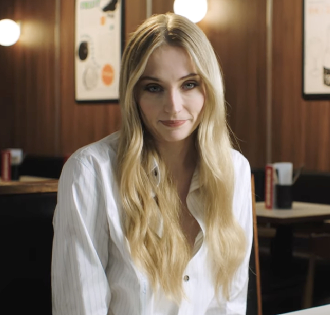 Sophie Turner diz que faz comida para suas filhas, mas prefere pedir <i>delivery: - Não sou a melhor cozinheira</i>