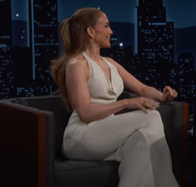 Jennifer Lopez fala sobre Ben Affleck em entrevista e é fotografada usando aliança após rumores de fim de casamento