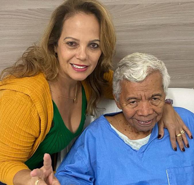 Roque aparece sorridente ao lado da esposa em novo clique no hospital