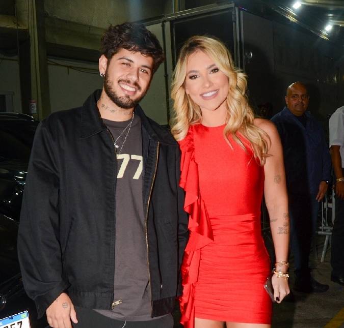 O último romântico! Zé Felipe presenteia Virginia Fonseca com buquê enorme