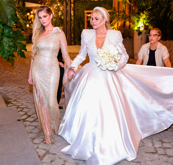 Monique Evans mostra novo clique ao lado de Bárbara Evans em casamento e se derrete pela filha: <i>Super mãe, esposa exemplar</i>