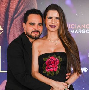 Luciano Camargo recebe carinho da esposa em pré-estreia de clipe