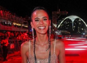 Dama de vermelho! Bruna Marquezine aposta em vestido carmim curtinho para aniversário de amiga e chama a atenção