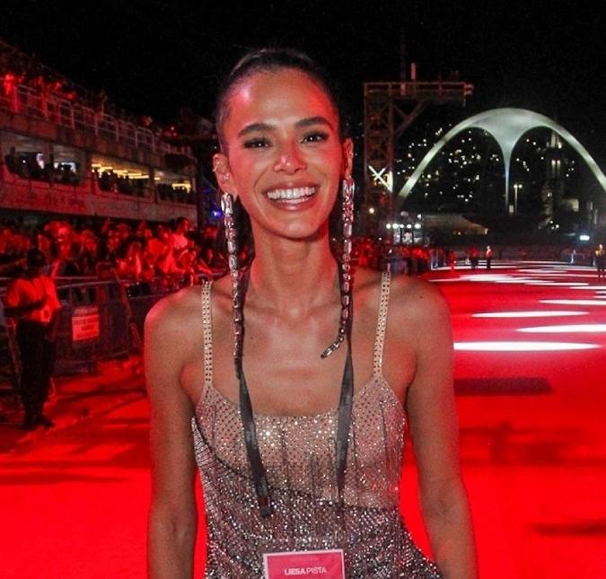 Dama de vermelho! Bruna Marquezine aposta em vestido carmim curtinho para aniversário de amiga e chama a atenção