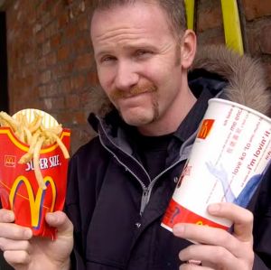 Morre Morgan Spurlock, diretor de <I>Super Size Me</i>, aos 53 anos de idade. Veja os famosos que nos deixaram em 2024