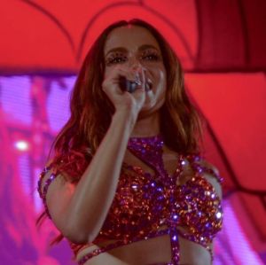 Será que vem aí? Anitta compartilha fotos com trecho da música <i>Fria</i> e fãs vão a loucura: <i>Ela vai servir no clipe!</i>