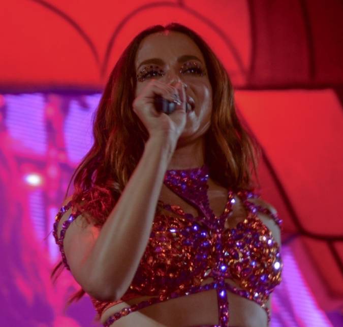 Será que vem aí? Anitta compartilha fotos com trecho da música <i>Fria</i> e fãs vão a loucura: <i>Ela vai servir no clipe!</i>