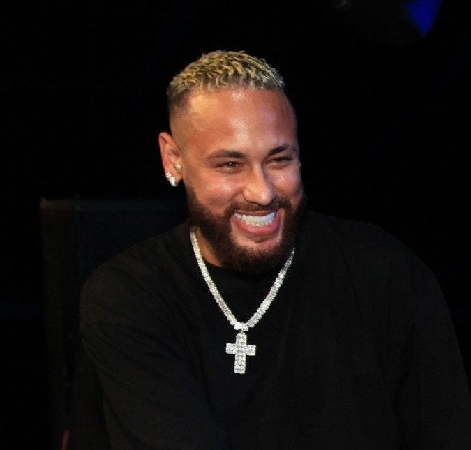 Quarta edição do leilão de Neymar Jr. conta com chuteira de ouro com diamantes