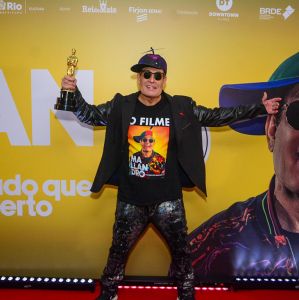 Sérgio Mallandro recebe Roberta Close, Nicole Bahls e mais famosos em pré-estreia do filme <i>Mallandro, o Errado Que Deu Certo</I>