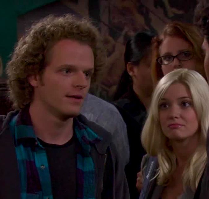 Ator de How I Met Your Mother é preso após ser acusado de esfaquear ex-namorada 20 vezes Nick Pasqual teria agredido Allie Shehorn e pode pegar prisão perpétua