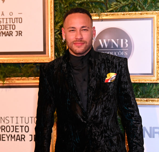 Em leilão do Instituto Neymar Jr., Mavie rouba cena com roupinha encantadora