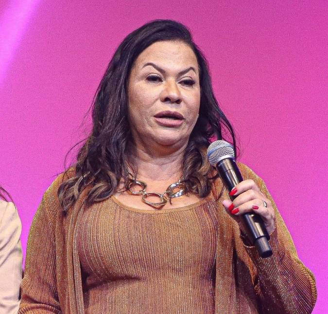 Mãe de Marília Mendonça se envolve em acidente de carro e quebra costelas, diz colunista