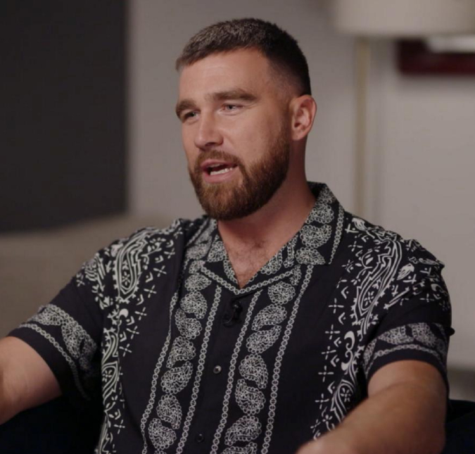 Travis Kelce surpreende com jogada de softbol em evento beneficente