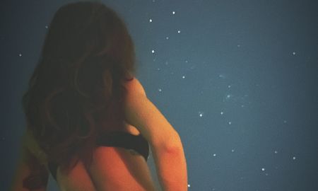 Pedro Scooby compartilha foto sensual de Cintia Dicker: <I>Eu, ela e as estrelas</i>. Confira os melhores momentos do casal