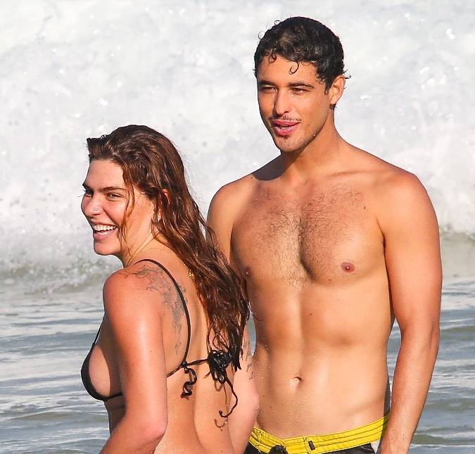 Mariana Goldfarb leva novo namorado em casamento da irmã e ousa no decote; veja!
