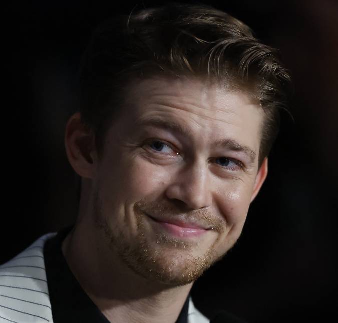 Joe Alwyn quebra silêncio e fala pela primeira vez sobre término com Taylor Swift: -<I>Relação longa, amorosa e totalmente empenhada </i>