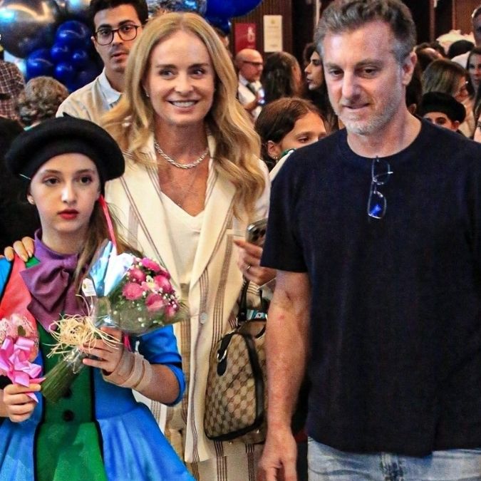 Angélica se derrete por filha com Luciano Huck após apresentação no teatro: <i>Muito orgulhosa</i>