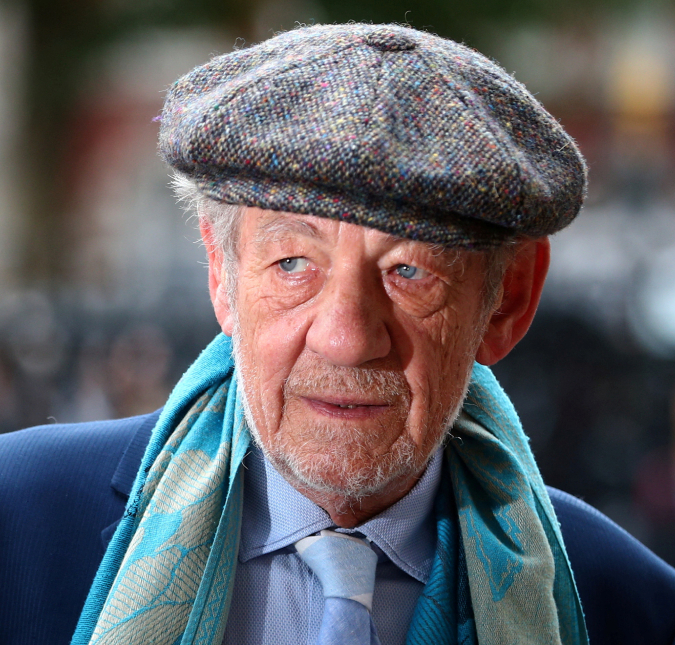 Eterno Gandalf, Ian McKellen cai de palco durante peça, é hospitalizado e médicos revelam estado de saúde do ator