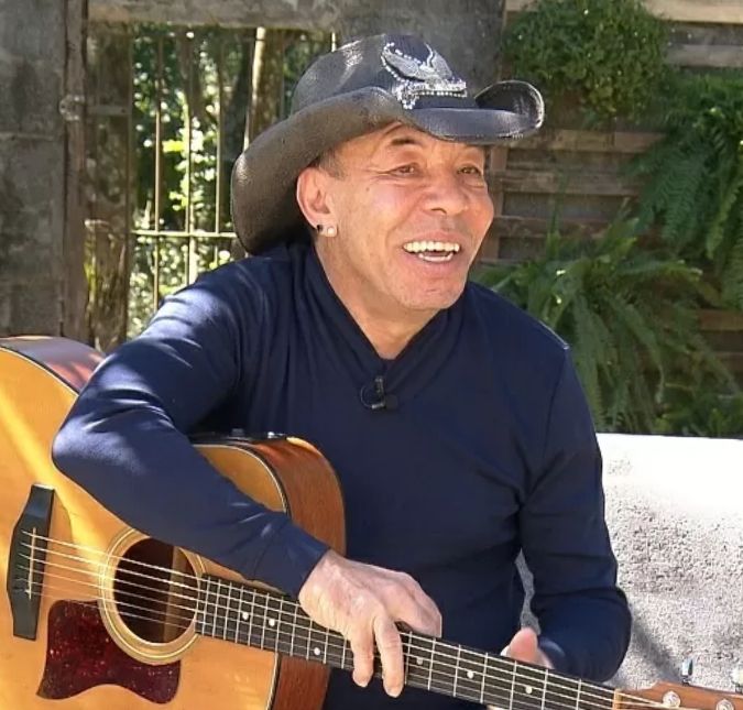 Chrystian, ex-dupla de Ralf, sofre parada cardíaca e é internado, diz jornal O cantor cancelou um show que faria no dia 22 de junho, próximo sábado