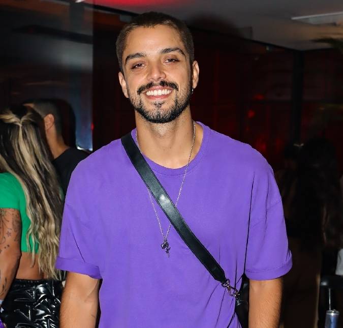 Rodrigo Simas fala sobre apoio que recebeu ao assumir bissexualidade: <i>- Não foi uma novidade</i>