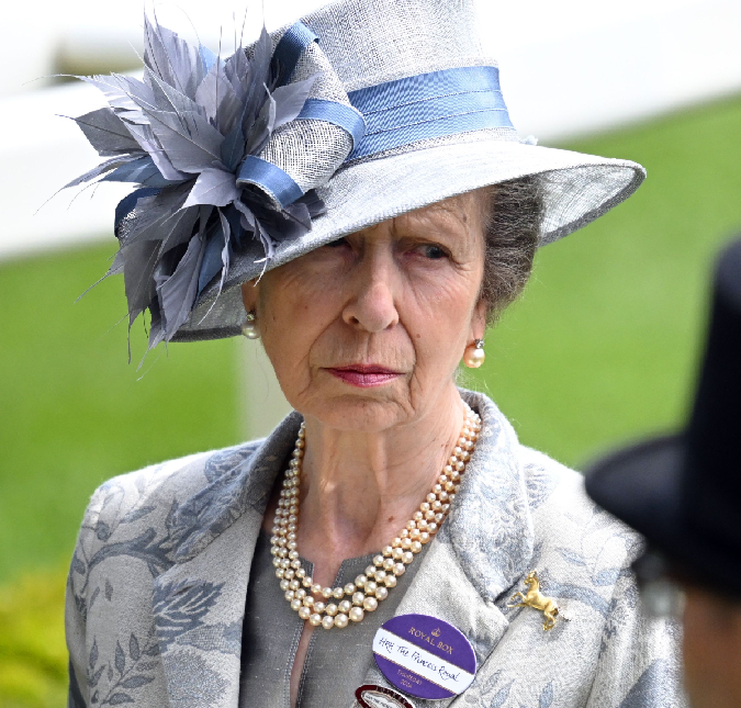 Princesa Anne, irmã de Rei Charles III, é hospitalizada